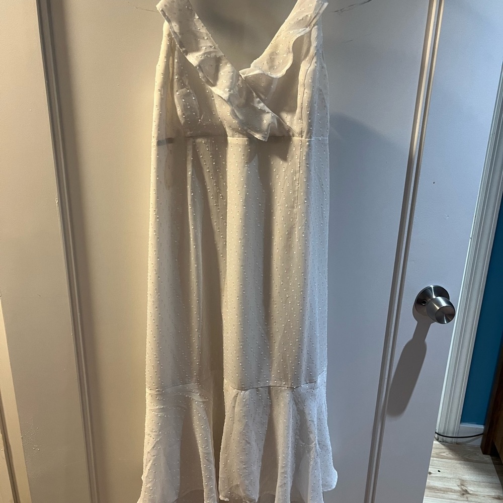 Elegant White Sleeveless Dress
